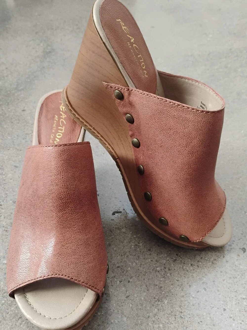 Reaction Kenneth Cole Swell Mauve Brown Open Toe Studded Wedge Slides